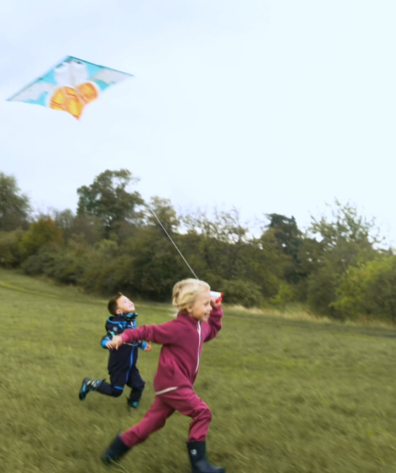 Kinder-Softshellbekleidung von Unuo – der Begleiter für herbstliches Schmuddelwetter hält Kinder trocken und bequem.